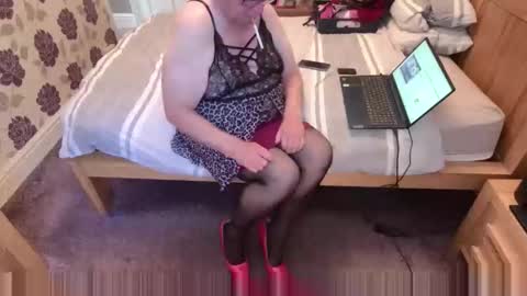 Snapshot of juliecd1955 chatting on 10/16/25, 01:12 brian online show from 10/16/25, 01:12