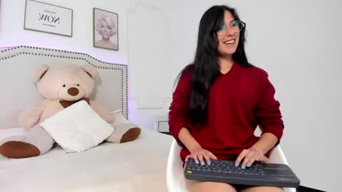 Snapshot of juliee_ross chatting on 05/04/26, 12:34 juliee_ross online show from 05/04/26, 12:34