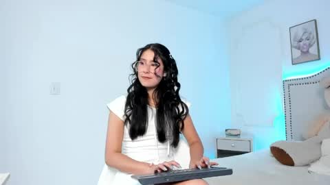 Snapshot of juliee_ross chatting on 05/09/26, 12:32 juliee_ross online show from 05/09/26, 12:32