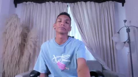 Snapshot of juliensaint_ chatting on 07/02/26, 12:11 Julien online show from 07/02/26, 12:11