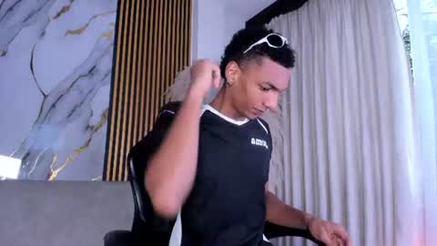 Snapshot of juliensaint_ chatting on 07/15/26, 11:48 Julien online show from 07/15/26, 11:48