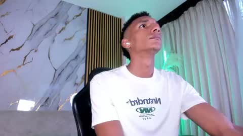 Snapshot of juliensaint_ chatting on 07/18/26, 12:09 Julien online show from 07/18/26, 12:09