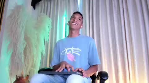 Snapshot of juliensaint_ chatting on 07/24/26, 11:41 Julien online show from 07/24/26, 11:41