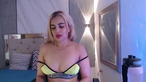 Snapshot of julieta__fox_ chatting on 03/20/26, 11:20 julieta__fox_ online show from 03/20/26, 11:20