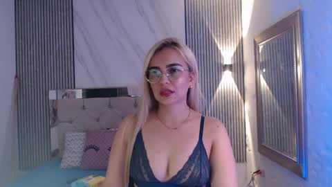 Snapshot of julieta__fox_ chatting on 03/27/26, 02:06 julieta__fox_ online show from 03/27/26, 02:06