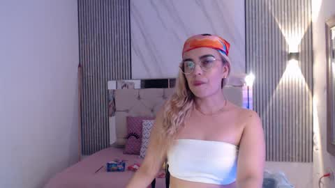 Snapshot of julieta__fox_ chatting on 03/29/26, 02:33 julieta__fox_ online show from 03/29/26, 02:33