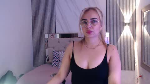 Snapshot of julieta__fox_ chatting on 04/06/26, 01:58 julieta__fox_ online show from 04/06/26, 01:58