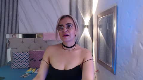 Snapshot of julieta__fox_ chatting on 04/20/26, 10:44 julieta__fox_ online show from 04/20/26, 10:44