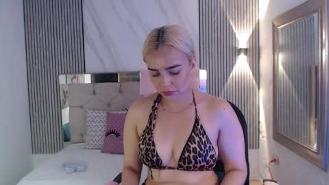 julieta__fox_ online show from 06/07/26, 04:00