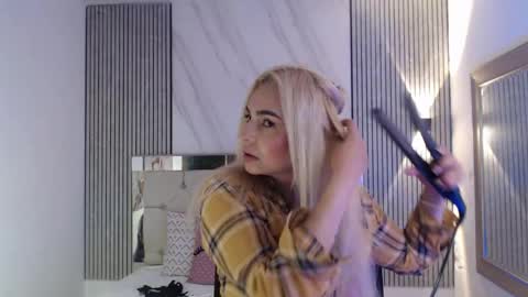 julieta__fox_ online show from 06/08/26, 03:56