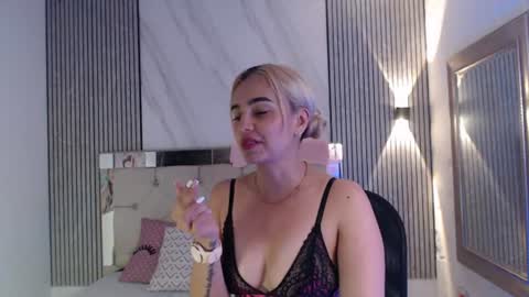 julieta__fox_ online show from 06/22/26, 03:25