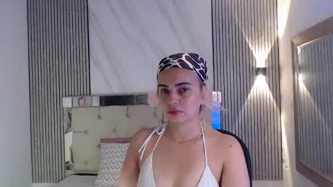 julieta__fox_ online show from 06/24/26, 07:24