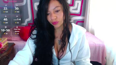 Snapshot of julieta_bloom chatting on 05/18/26, 12:11 Danna online show from 05/18/26, 12:11