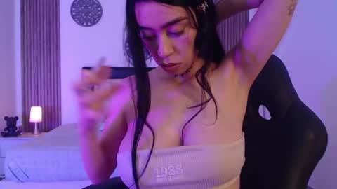 Snapshot of julieta_de_los_angeles chatting on 12/18/25, 02:06 Julieta online show from 12/18/25, 02:06