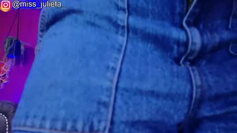 Snapshot of julieta_russell chatting on 06/05/26, 12:11 Julieta online show from 06/05/26, 12:11