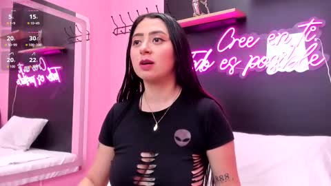 Snapshot of juliethcruz chatting on 12/14/25, 03:28 online show from 12/14/25, 03:28