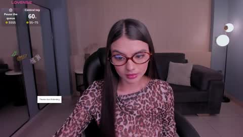 Juliette Moreau online show from 05/12/26, 07:44