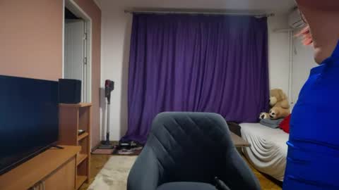 Snapshot of julietterosie chatting on 06/12/26, 09:14 Rose online show from 06/12/26, 09:14