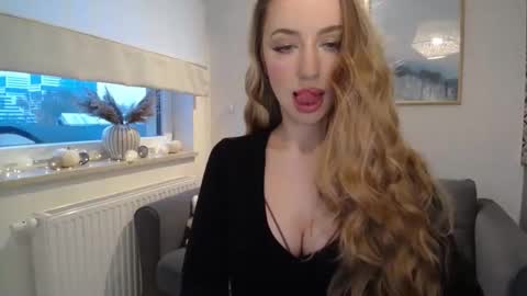 Snapshot of juliettesensual chatting on 11/16/25, 02:11 JulietteSensual online show from 11/16/25, 02:11