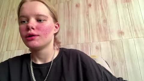 Snapshot of juligwartney chatting on 06/19/26, 03:27 Malin online show from 06/19/26, 03:27
