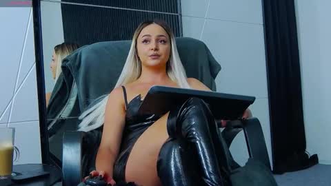 Snapshot of julliamilerrr chatting on 10/17/25, 02:08 Julia online show from 10/17/25, 02:08