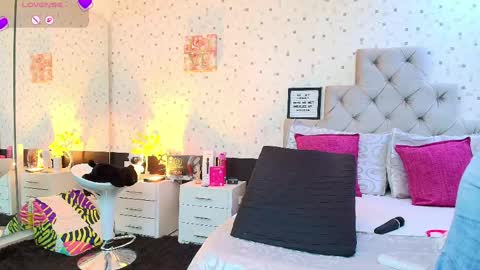 Julieta Reyes   online show from 05/06/26, 11:59