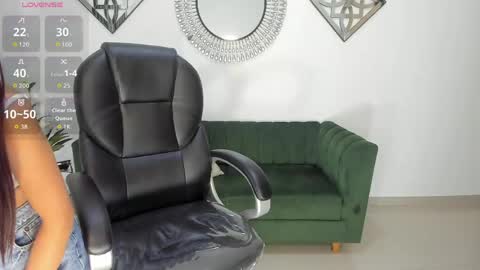 Snapshot of julyy_adams chatting on 04/22/26, 04:59 July Adams online show from 04/22/26, 04:59