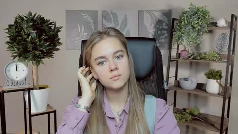 Snapshot of junewoods chatting on 11/12/25, 07:42 junewoods online show from 11/12/25, 07:42