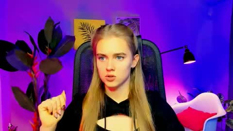 Snapshot of junewoods chatting on 11/20/25, 09:20 junewoods online show from 11/20/25, 09:20