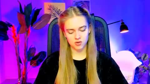 Snapshot of junewoods chatting on 11/27/25, 06:15 junewoods online show from 11/27/25, 06:15