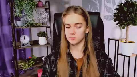 Snapshot of junewoods chatting on 12/17/25, 06:19 junewoods online show from 12/17/25, 06:19