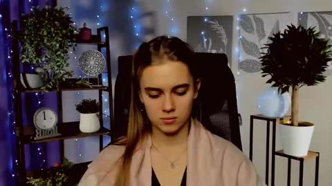 Snapshot of junewoods chatting on 12/19/25, 01:18 junewoods online show from 12/19/25, 01:18