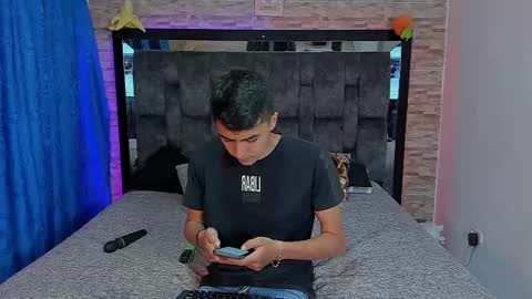 Snapshot of juva_ chatting on 02/17/25, 07:37 Juan and friends online show from 02/17/25, 07:37