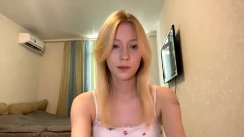 Snapshot of kacicasal chatting on 07/12/26, 12:18 Mia 1st day here online show from 07/12/26, 12:18