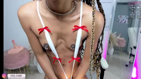 Snapshot of kaia_cam chatting on 03/11/25, 11:44    online show from 03/11/25, 11:44
