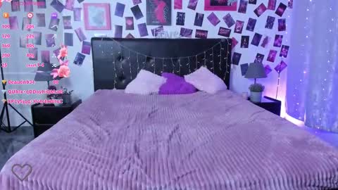 Snapshot of karambamoon chatting on 02/13/25, 12:02 Lera online show from 02/13/25, 12:02