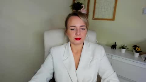 Snapshot of karenenergy chatting on 12/03/25, 06:32 Karenenergy online show from 12/03/25, 06:32