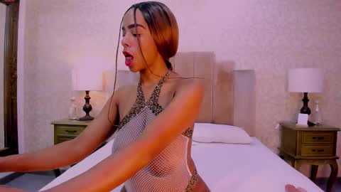 Snapshot of karennewman chatting on 12/16/25, 02:27 KarenNewman online show from 12/16/25, 02:27