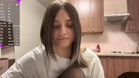 Snapshot of karensimilton chatting on 12/14/25, 04:23 May online show from 12/14/25, 04:23