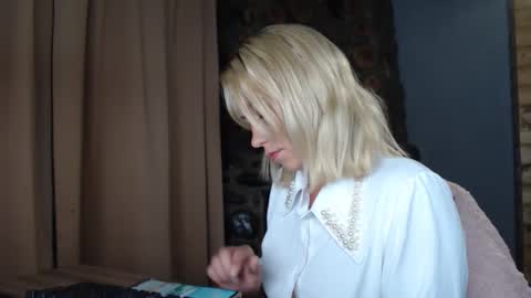 karina online show from 09/19/25, 02:46