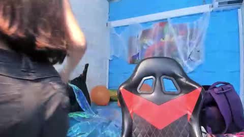 karinatompson online show from 10/24/25, 09:33