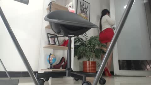 Snapshot of karinbellee chatting on 01/04/25, 07:44 Karin online show from 01/04/25, 07:44