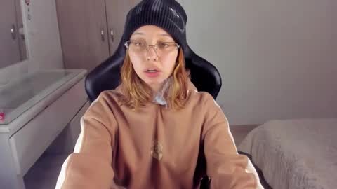 Snapshot of karodu chatting on 12/14/25, 03:23 Karo online show from 12/14/25, 03:23