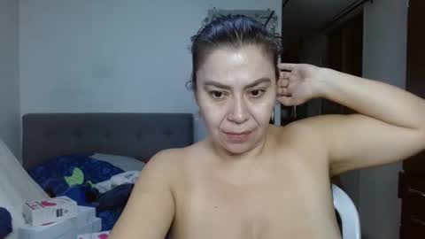 Snapshot of karolhot_x chatting on 11/30/25, 03:43 karol online show from 11/30/25, 03:43