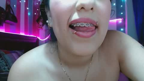 karoline_lov2 online show from 12/15/25, 10:47