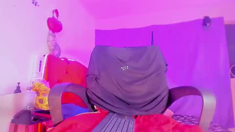 Snapshot of karoll_scoott chatting on 12/19/25, 11:28 karol online show from 12/19/25, 11:28