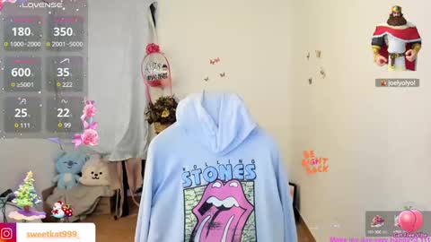 Snapshot of kat_ly_chan chatting on 12/22/24, 06:48 Kat       online show from 12/22/24, 06:48