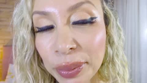 Snapshot of katalinahell chatting on 02/02/25, 10:06 katalinahell online show from 02/02/25, 10:06