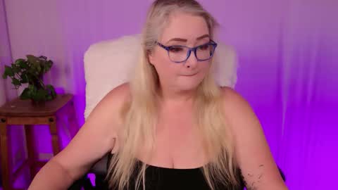 Kat D Sinclair online show from 11/18/25, 04:55