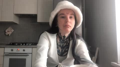 Snapshot of katelynnjenness chatting on 02/27/26, 04:23 Milana online show from 02/27/26, 04:23